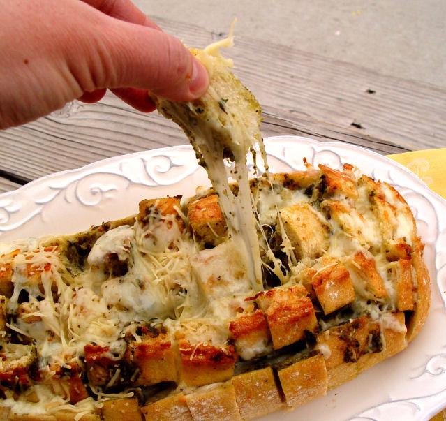 Рецепт на костре – хлеб с сыром и мясными консервами