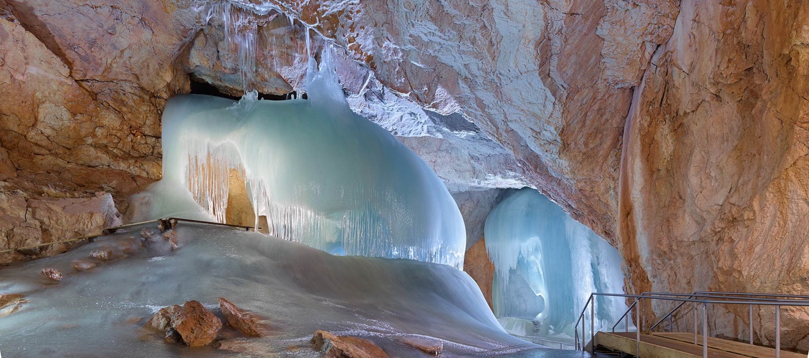 Интересные места: 10 место пещера Айсризенвельт в Австрии